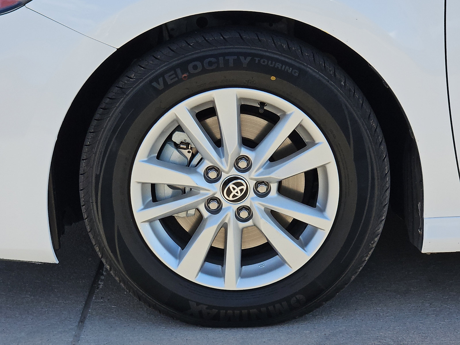 2025 Toyota Camry LE - Photo 6
