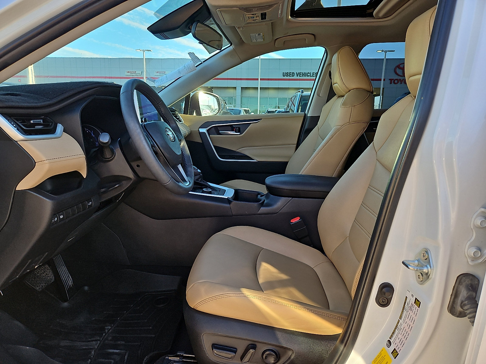 2023 Toyota RAV4 XLE Premium - Photo 9