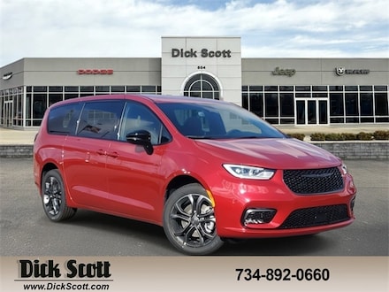 2026 Chrysler Pacifica Select Passenger Van