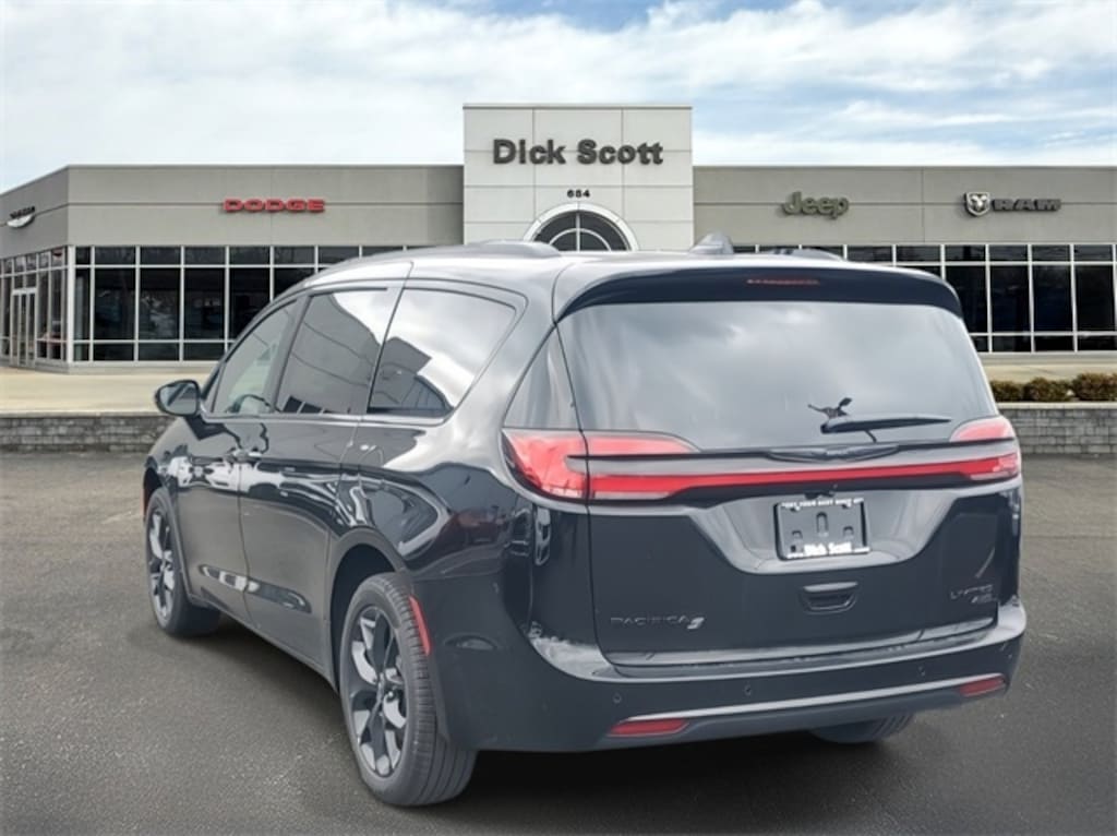 New 2026 Chrysler Pacifica Limited Passenger Van