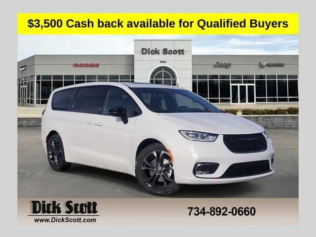 2026 Chrysler Pacifica Select's photo