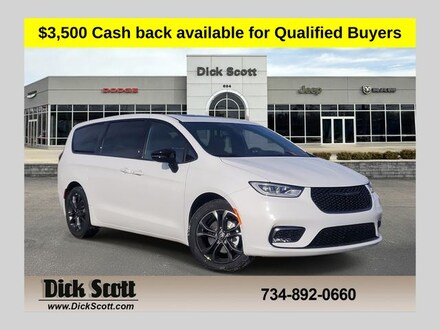 2026 Chrysler Pacifica Select Passenger Van