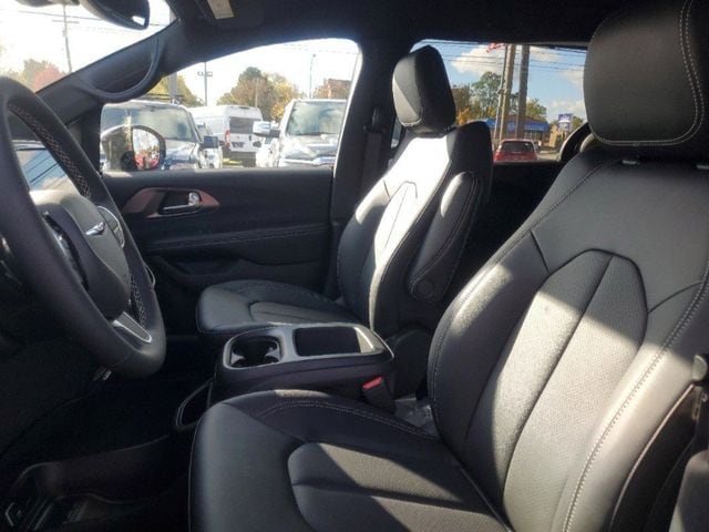 2026 Chrysler Pacifica Select - Photo 10