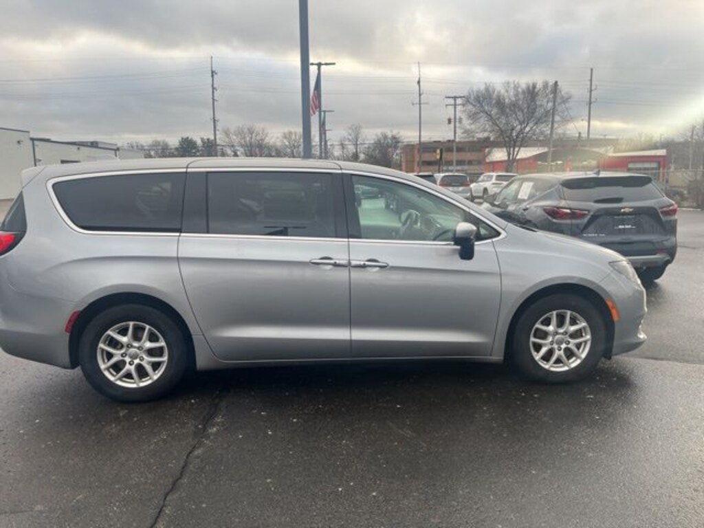 Used 2017 Chrysler Pacifica Touring Minivan/Van