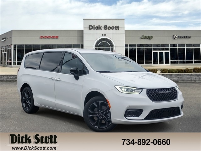 2026 Chrysler Pacifica Select's photo