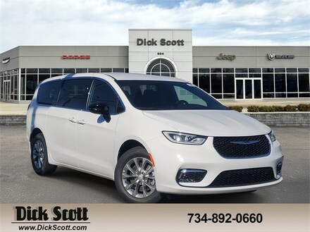 2026 Chrysler Pacifica Select Passenger Van