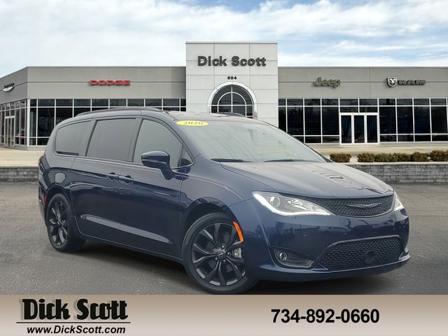 2020 Chrysler Pacifica Limited's photo