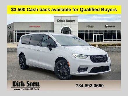2026 Chrysler Pacifica Select Passenger Van