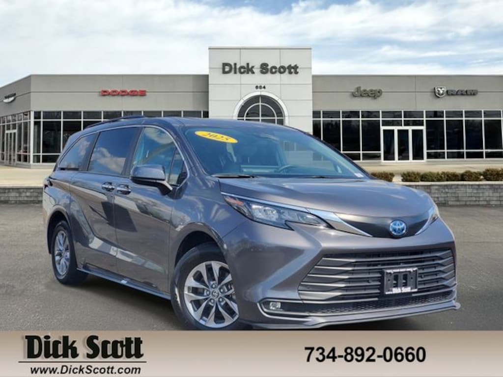 Used 2025 Toyota Sienna XLE Minivan/Van