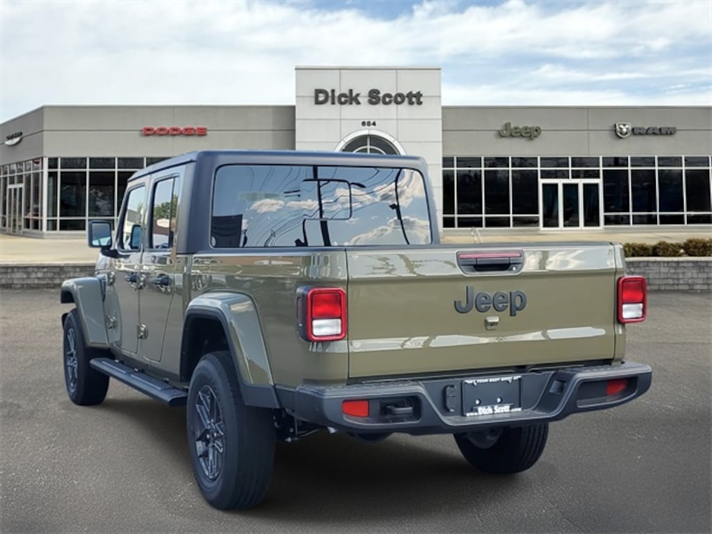 New 2025 Jeep Gladiator Sport Pickup