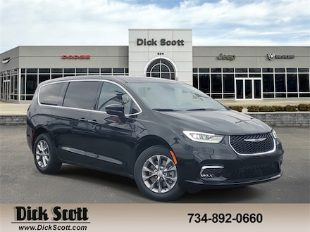 2026 Chrysler Pacifica Select Passenger Van