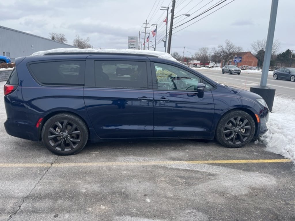 Used 2020 Chrysler Pacifica Limited Minivan/Van