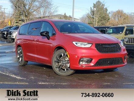 2026 Chrysler Pacifica Select Passenger Van