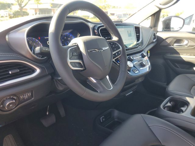 2026 Chrysler Pacifica Select - Photo 11