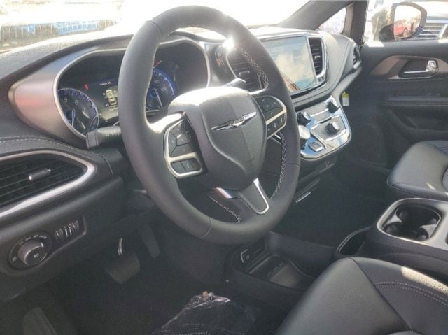 2026 Chrysler Pacifica Select - Photo 11