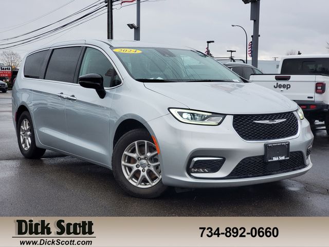 2024 Chrysler Pacifica Touring L's photo