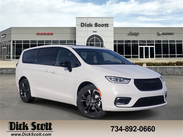 2026 Chrysler Pacifica Select's photo