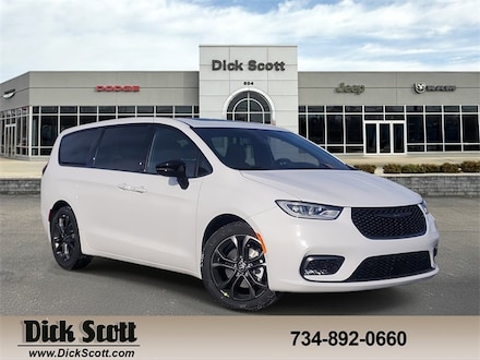 2026 Chrysler Pacifica Select Passenger Van