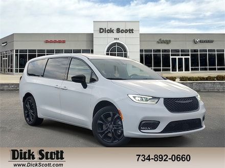 2026 Chrysler Pacifica Select Passenger Van