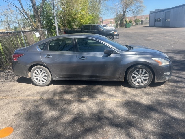 Used 2015 Nissan Altima Base with VIN 1N4AL3AP5FC442004 for sale in Plymouth, MI