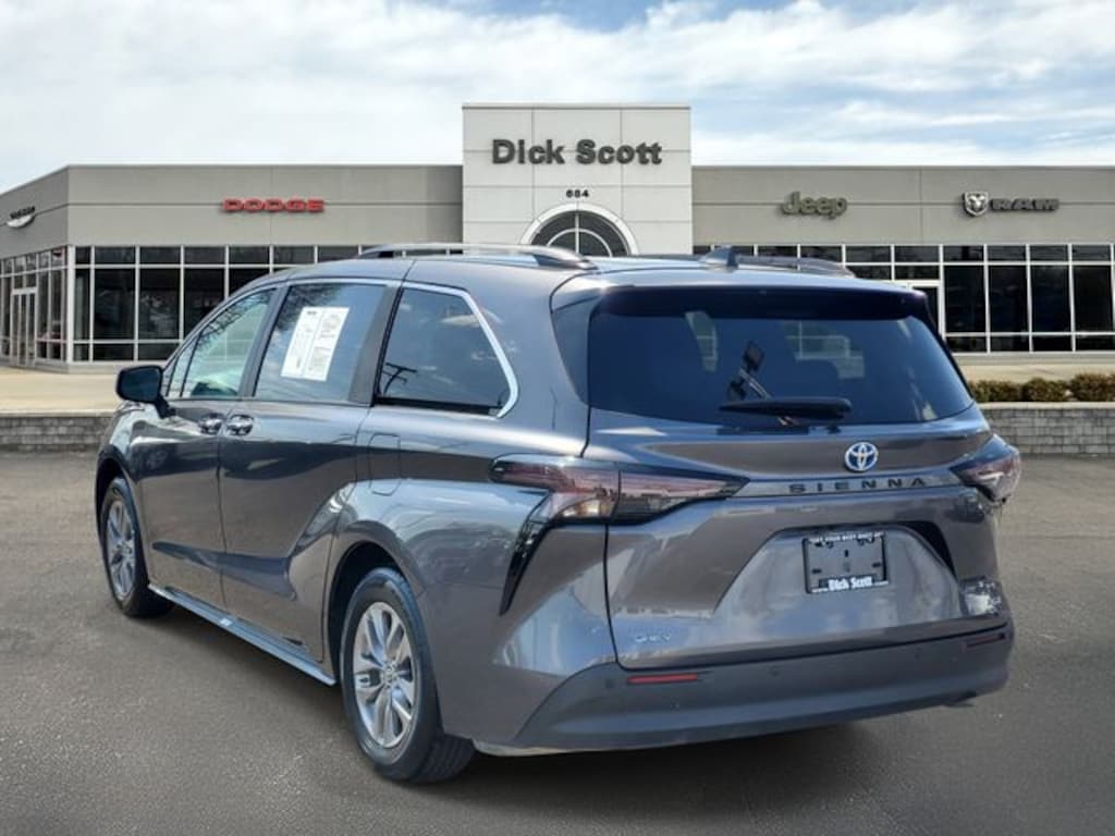 Used 2025 Toyota Sienna XLE Minivan/Van