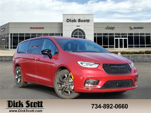 2026 Chrysler Pacifica Select's photo