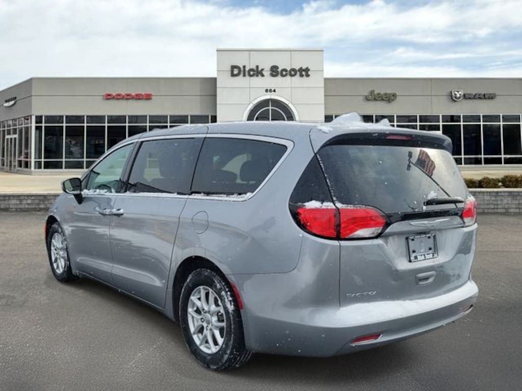 Used 2017 Chrysler Pacifica Touring Minivan/Van