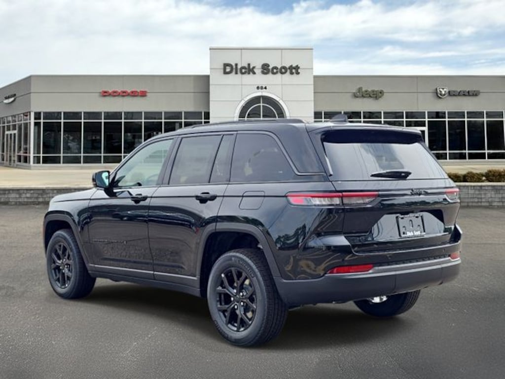 New 2026 Jeep Grand Cherokee Laredo Sport Utility