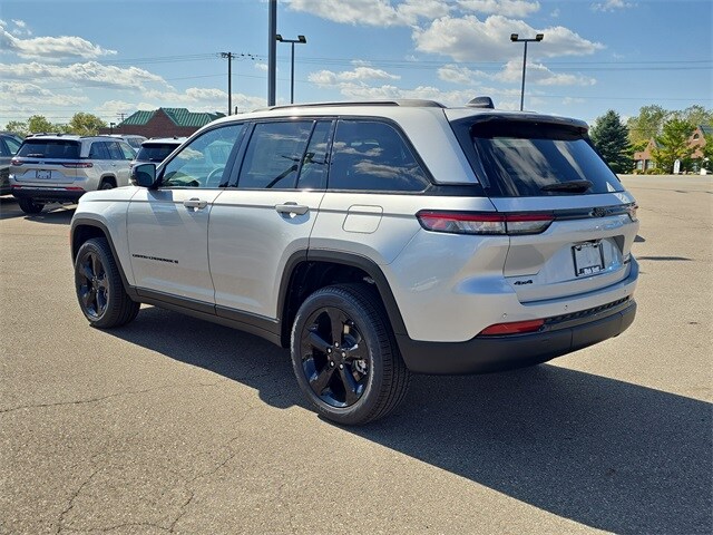 2025 Jeep Grand Cherokee Limited photo 3