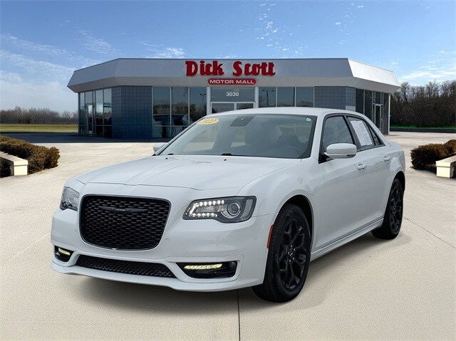 2022 Chrysler 300 Touring L photo 2