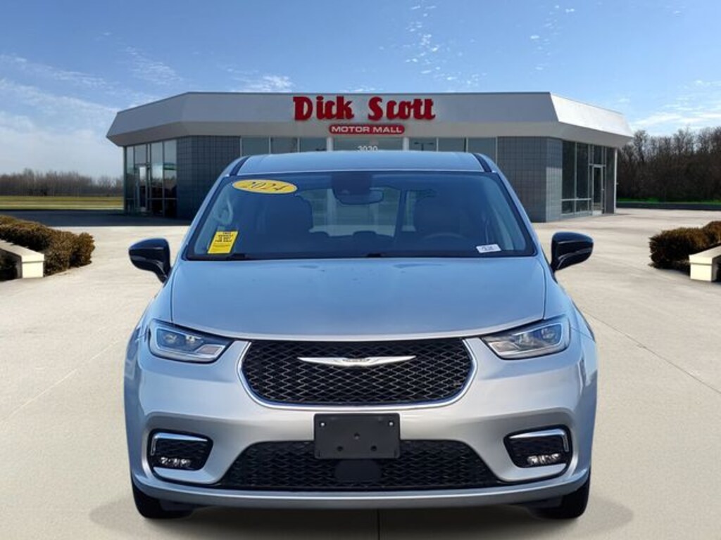 Used 2024 Chrysler Pacifica Touring L Minivan/Van