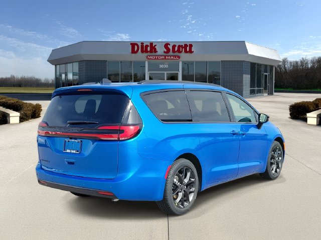 New 2027 Chrysler Pacifica Select Passenger Van