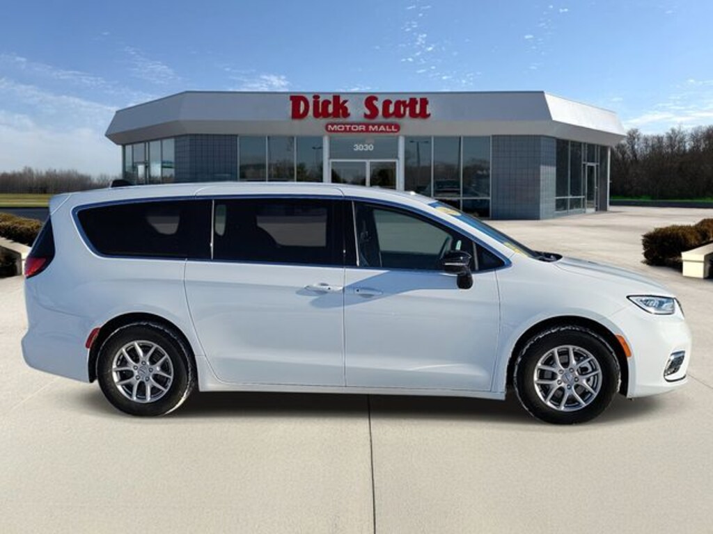 Used 2025 Chrysler Pacifica Select Minivan/Van