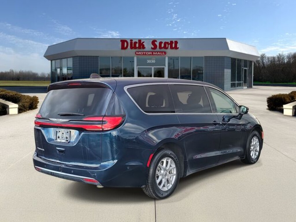 Used 2023 Chrysler Pacifica Touring L Minivan/Van