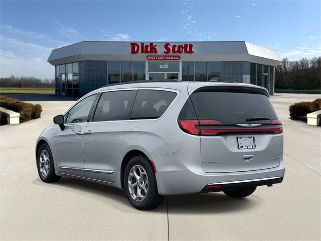 2023 Chrysler Pacifica Limited photo 3