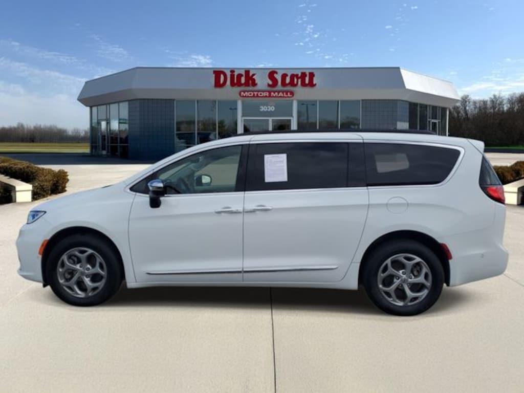 Used 2023 Chrysler Pacifica Limited Minivan/Van