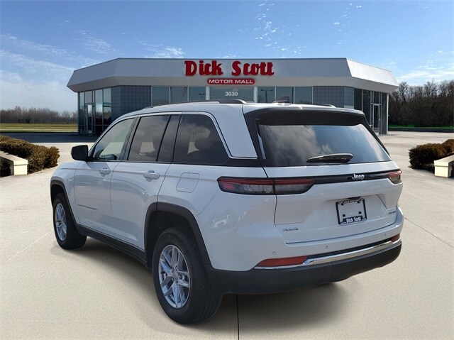 2023 Jeep Grand Cherokee Laredo photo 3