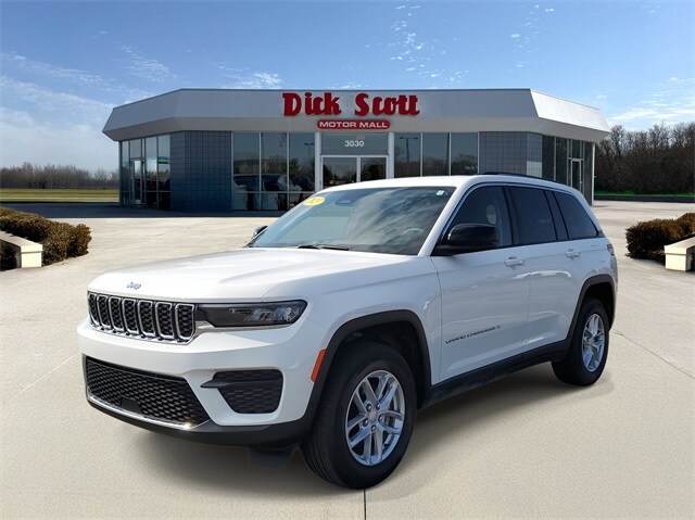 2023 Jeep Grand Cherokee Laredo photo 2