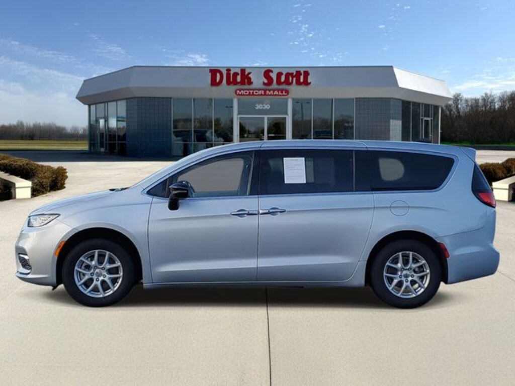 Used 2024 Chrysler Pacifica Touring L Minivan/Van