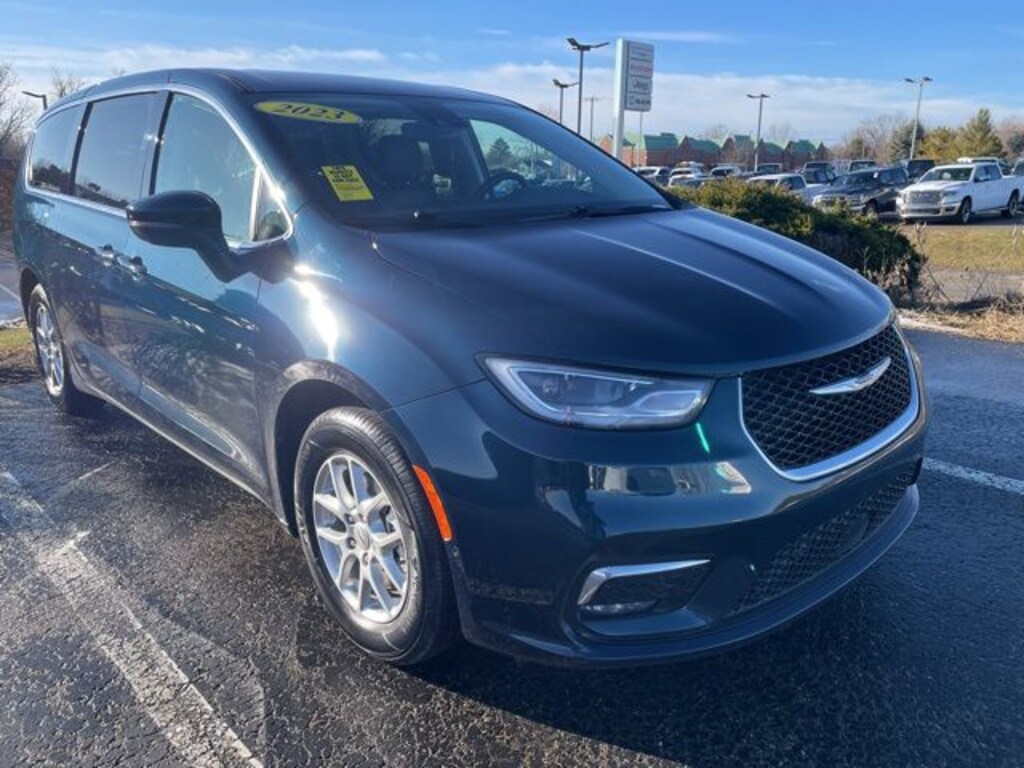 Used 2023 Chrysler Pacifica Touring L Minivan/Van