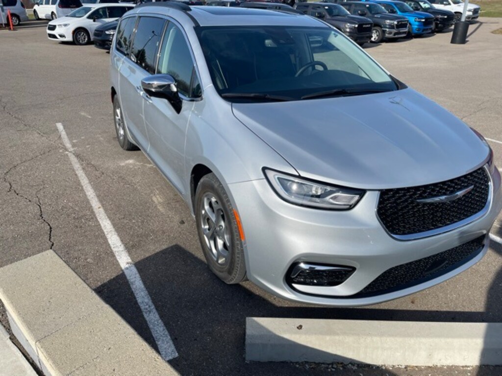 Used 2023 Chrysler Pacifica Limited Minivan/Van