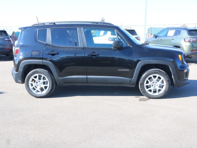 Used 2022 Jeep Renegade Latitude with VIN ZACNJDB13NPN50369 for sale in Fowlerville, MI