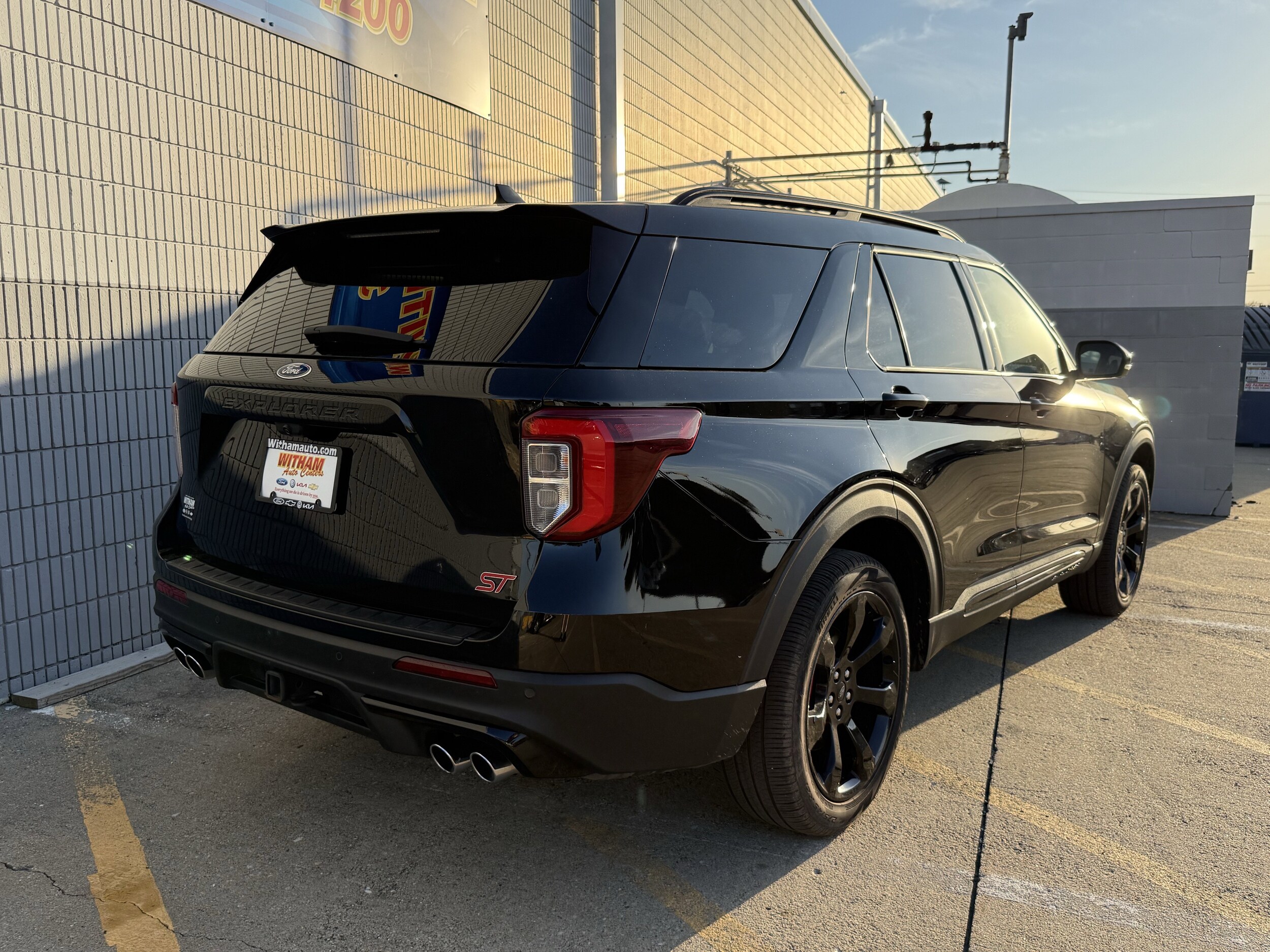 2023 Ford Explorer ST photo 2