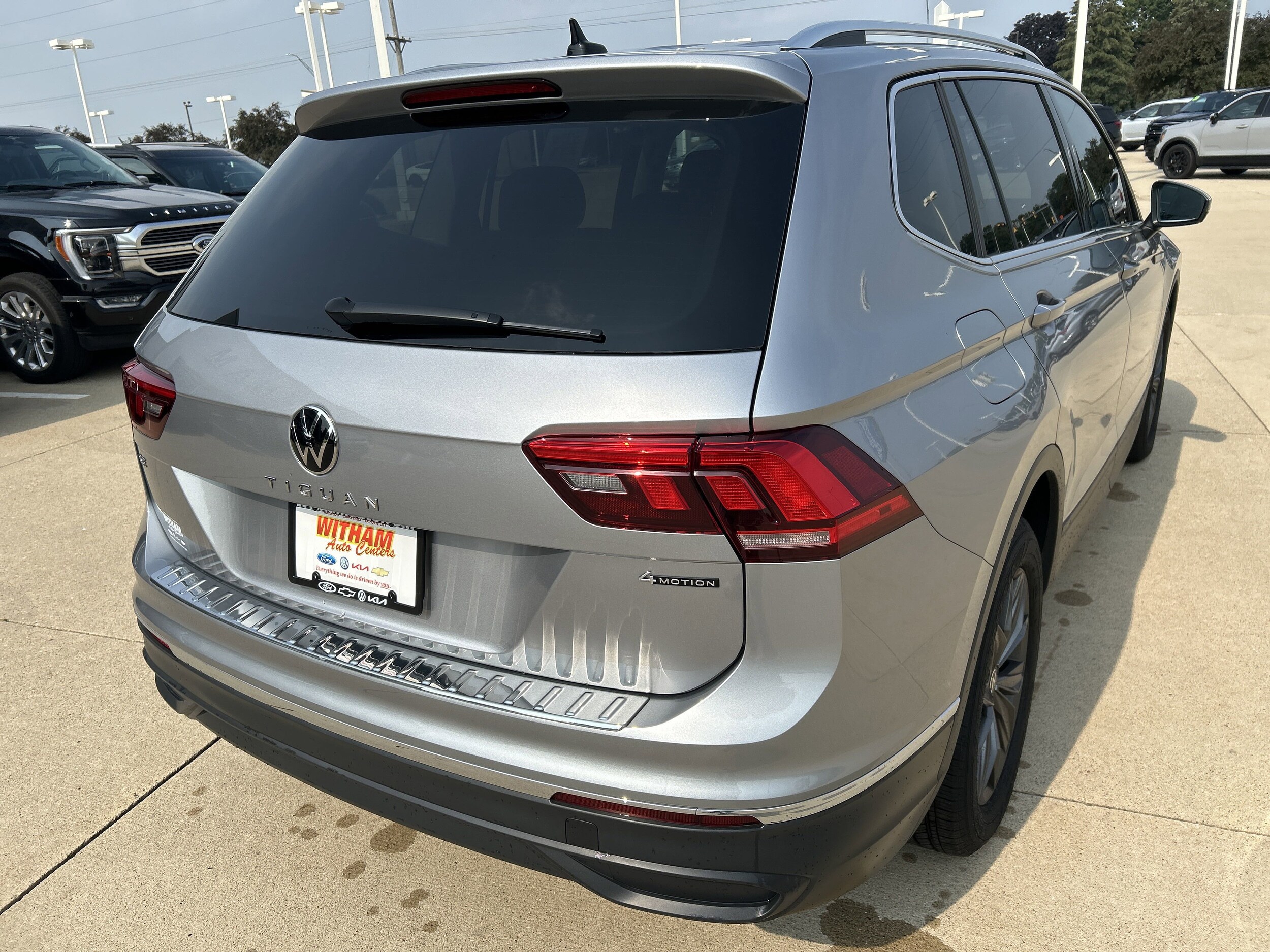 2024 Volkswagen Tiguan SE photo 3