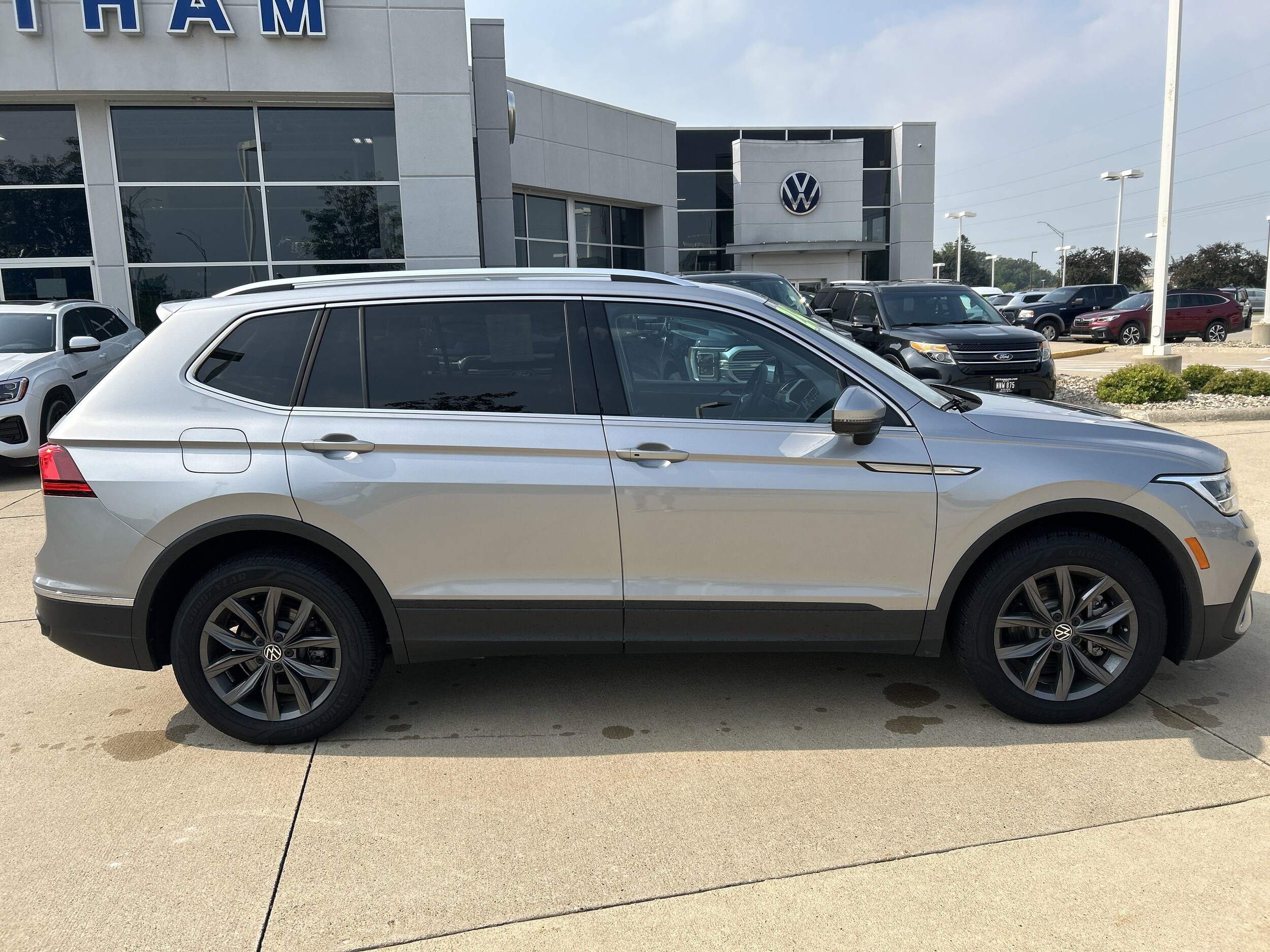 2024 Volkswagen Tiguan SE photo 2