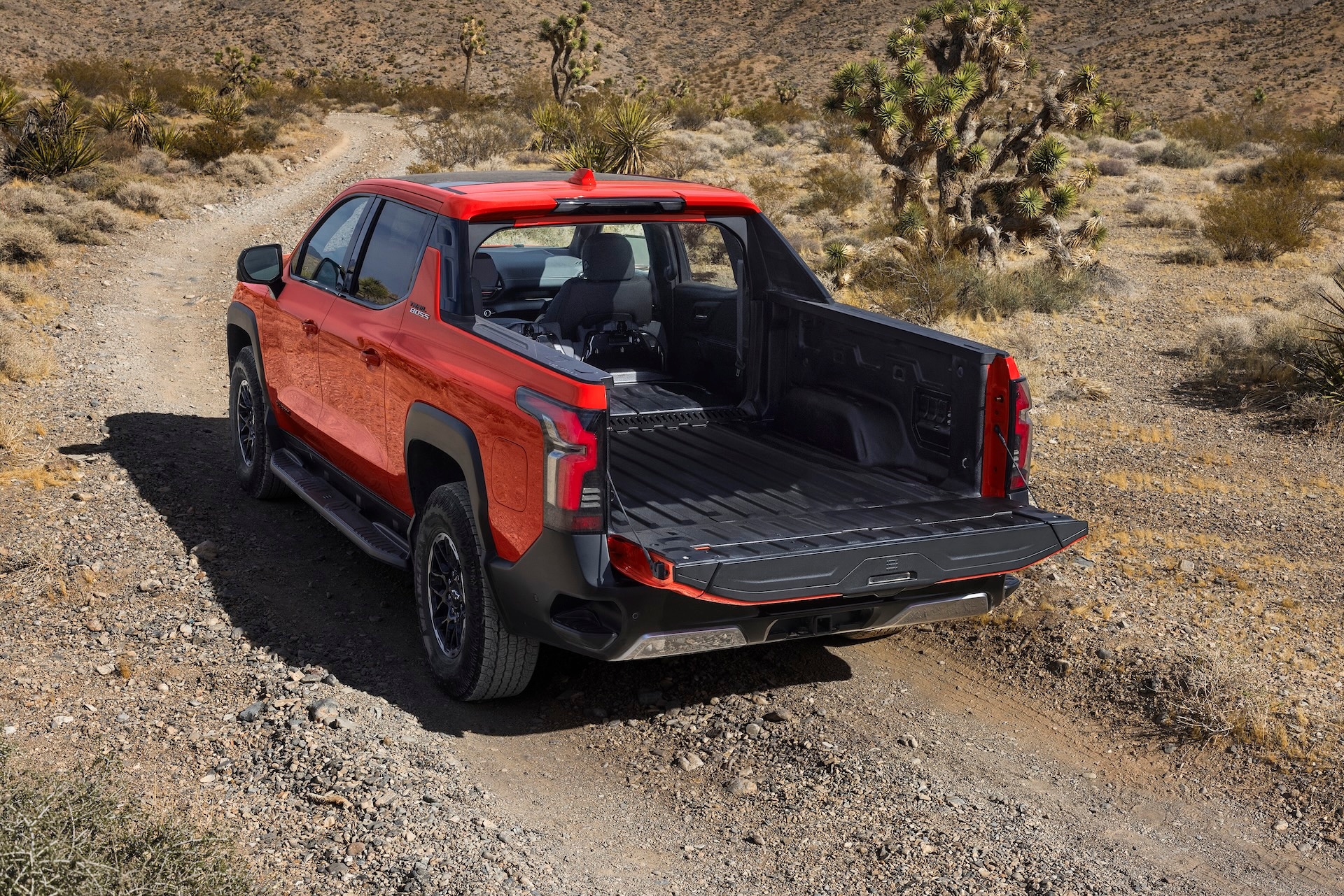 2026-silverado-ev-trail-boss-multiflex-midgate.jpg