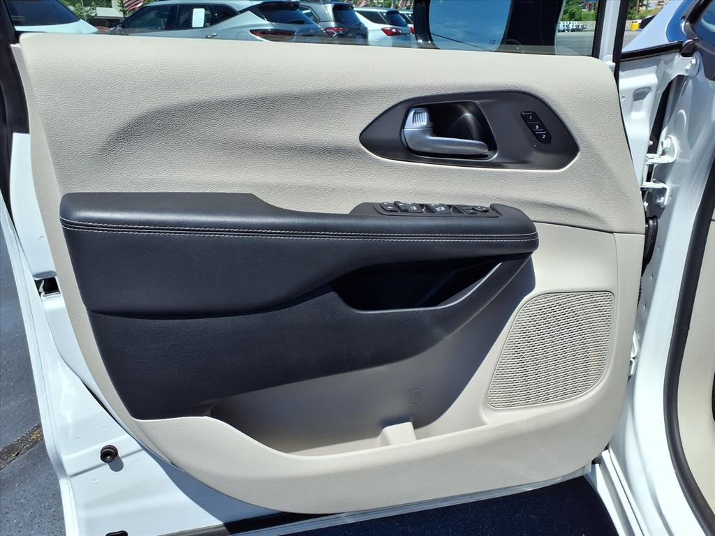 Used 2024 Chrysler Pacifica Touring L