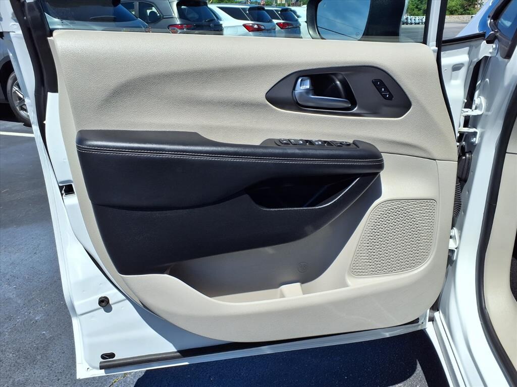 Used 2023 Chrysler Pacifica Touring L