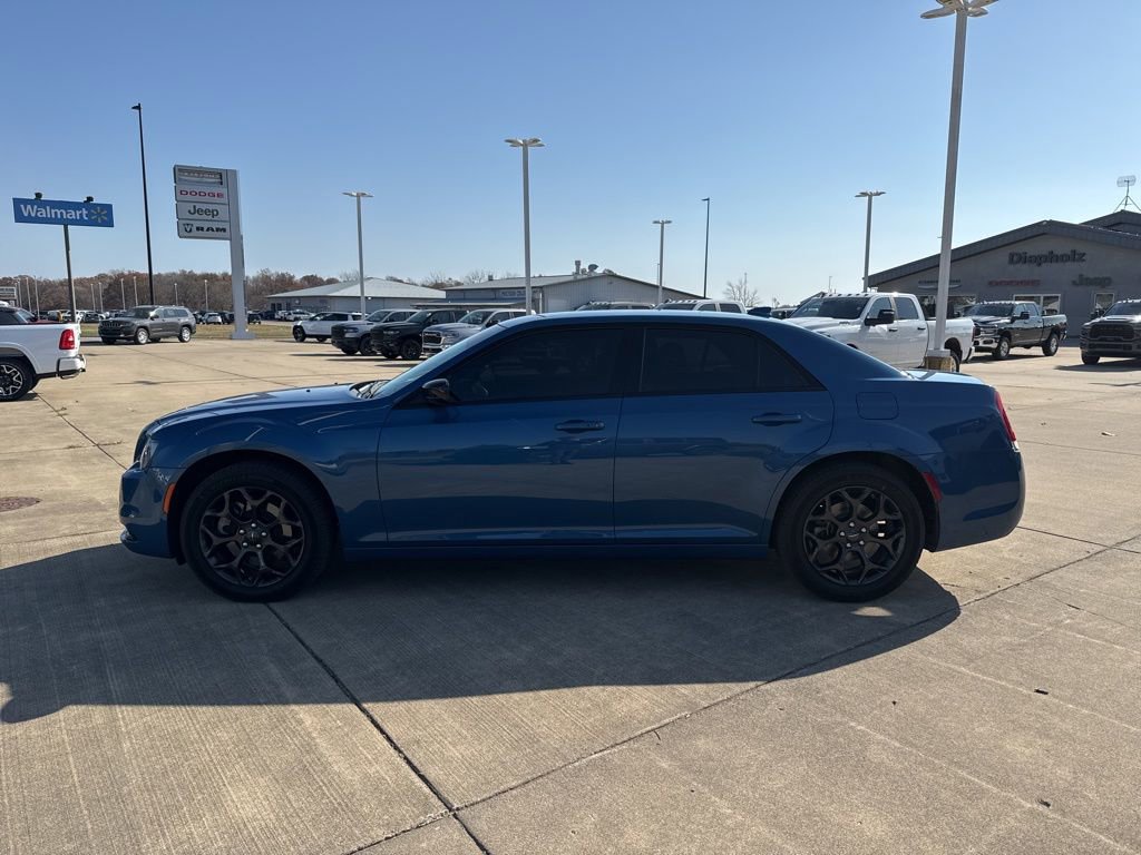 2022 Chrysler 300 Touring photo 2