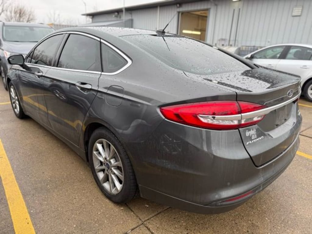 Used 2017 Ford Fusion SE Sedan